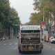 【垃圾车后门没关,足足臭了整条街】
